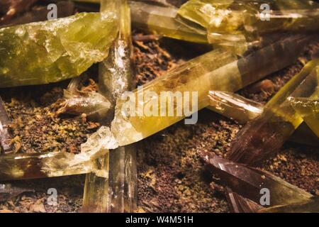 Giallo e marrone cristallo di quarzo cocci incorporato nella roccia minerale Foto Stock