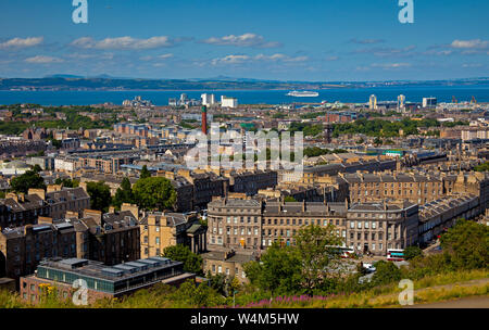 Edimburgo, Scozia, guardando a nord dalla Calton Hill verso Leith e sul Firth of Forth fino alla costa di Fife Foto Stock