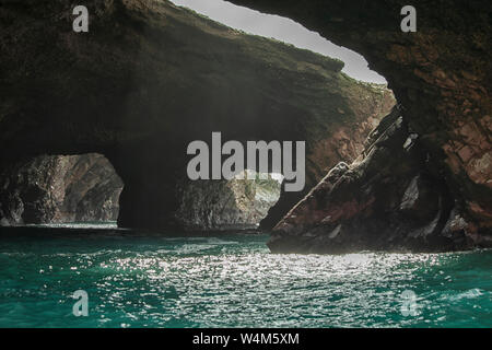 All'interno di una grotta marina, Isole Ballestas, Pisco Provincia, Regione di Ica, Perù, Sud America Foto Stock