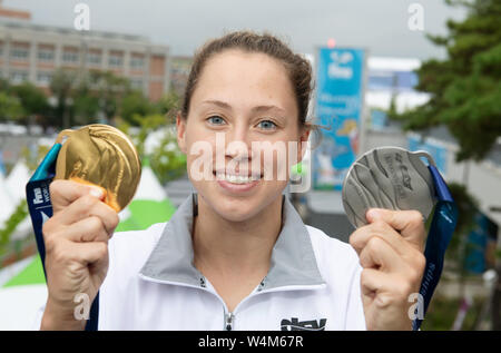 24 luglio 2019, Corea del Sud, Gwangju: nuoto nel Campionato del Mondo: Sarah Köhler mostra la sua medaglia d argento per il secondo posto oltre 1500 metri e la medaglia d'oro per la vittoria con il Team Relay oltre cinque chilometri in occasione di una conferenza stampa. Foto: Bernd Thissen/dpa Foto Stock