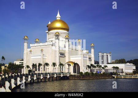 Moschea di Omar Ali Saifuddien in Bandar Seri Begawan, Brunei Darussalam Foto Stock