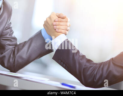 Due imprenditori premere le mani gli uni con gli altri in primo piano. Combattimenti tra imprenditori. armwrestling Foto Stock