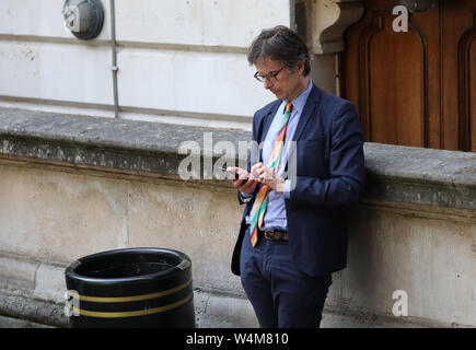 Londra, Regno Unito. Il 24 luglio, 2019. Robert Peston, editor di politici, controlli il suo telefono dopo la British attuale Primo Ministro Theresa Maggio, sinistra numero 10 di Downing Street per andare a Primi Ministri domande in House of Commons. Ella farà poi visita la Regina Elisabetta II e il passo verso il basso come Primo Ministro, prima di Boris Johnson subentra come nuovo Primo Ministro al numero 10 di Downing Street, Londra, il 24 luglio 2019 Credit: Paolo Marriott/Alamy Live News Foto Stock