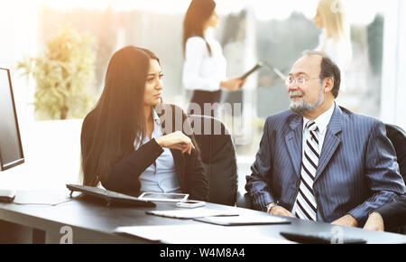 Business Partner lavorano con documenti finanziari presso l'ufficio sullo sfondo del lavoro di squadra Foto Stock