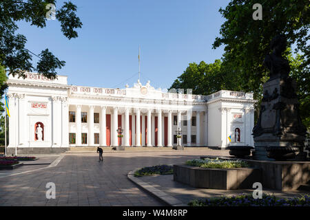 Ucraina Odessa, Dums'ka Square, 12 giugno 2019. Vista sulla città bianca hall edificio in stile neoclassico Foto Stock