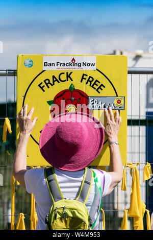 Blackpool, Lancashire, Regno Unito. Il 24 luglio 2019. Anti-fracking & Cambiamenti climatici manifestanti picket la Cuadrilla shale fracking gas sito a poco Plumpton su Preston New Road Nr Blackpool. Il controverso fratturazione idraulica (anche fracking, hydrofracturing o hydrofracking) è un bene la tecnica di stimolazione in cui rock è fratturato da un liquido pressurizzato per rilasciare intrappolato shale gas sotto il letto di roccia. Credito: Cernan Elias/Alamy Live News Foto Stock