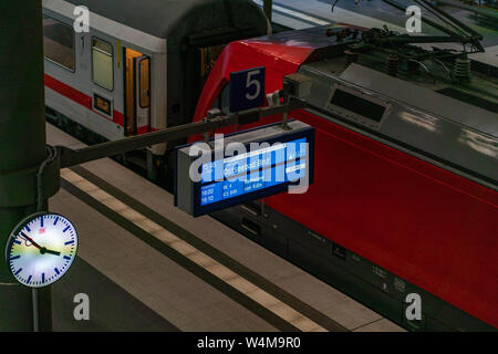 Hauptbahnhof, Berlin, Germania - Luglio 07, 2019: Baederbahn treno da Berlino a Binz presso il Mar Baltico alla piattaforma con 5 minuti di ritardo Foto Stock