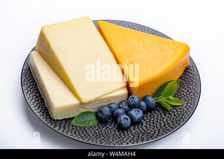 Il formaggio Cheddar raccolta, varietà di formaggio Cheddar prodotto da latte di vacca close up Foto Stock