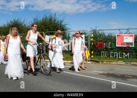 Blackpool, Lancashire, Regno Unito. Il 24 luglio 2019. Anti-fracking & Cambiamenti climatici manifestanti picket la Cuadrilla shale fracking gas sito a poco Plumpton su Preston New Road Nr Blackpool. Il controverso fratturazione idraulica (anche fracking, hydrofracturing o hydrofracking) è un bene la tecnica di stimolazione in cui rock è fratturato da un liquido pressurizzato per rilasciare intrappolato shale gas sotto il letto di roccia. Credito: Cernan Elias/Alamy Live News Foto Stock