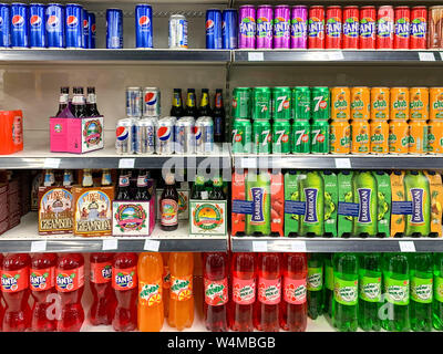 Kuala Lumpur, Malesia - 21 Luglio 2019: vari tipi di bevande in bottiglia e succhi di frutta sul display a ripiani di deposito freddo supermercato. A titolo illustrativo Foto Stock