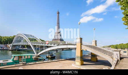 Vista panoramica della passerella Debilly, un ponte pedonale sul fiume Senna, costruito nel 1900 non lontano dalla Torre Eiffel a Parigi, Francia. Foto Stock