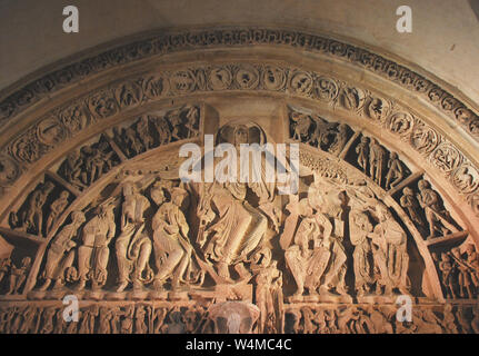 Chiudere i dettagli del famoso splendidamente scolpito timpano sopra il portale interno dell'UNESCO protetti abbazia di Maria Maddalena in Vezelay, Fran Foto Stock