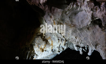 Vista interna alla grotta Vrelo a Matka Canyon Nord Macedonia Foto Stock