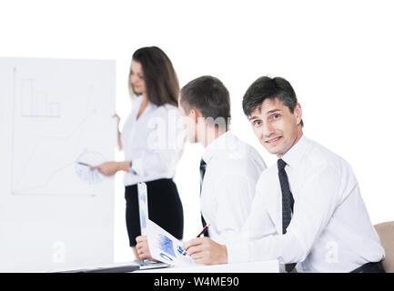 Un gruppo di uomini d'affari di successo. Discussione dei grafici e graps, su sfondo bianco Foto Stock