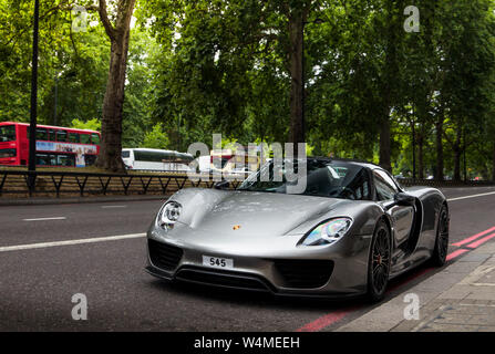 La Porsche 918 Spyder supercar è parcheggiata in una strada nella zona di Mayfair nel centro di Londra. Solo 918 di queste vetture sono state realizzate Foto Stock