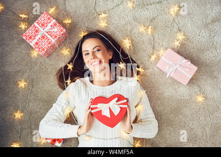 Bella scatola regalo a forma di cuore con grande arco giallo. Isolato.  Vista laterale Foto stock - Alamy