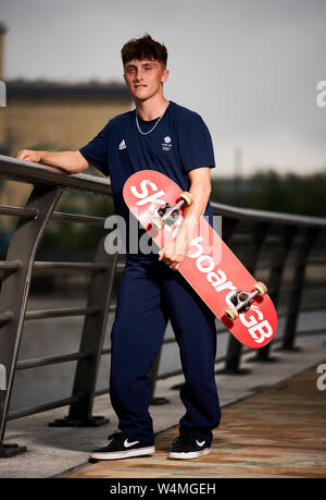 Alex Decunha, guidatore di skateboard durante il primo anno di andare fino a Tokyo 2020 evento in Media City Piazza, Salford Quays. Foto Stock