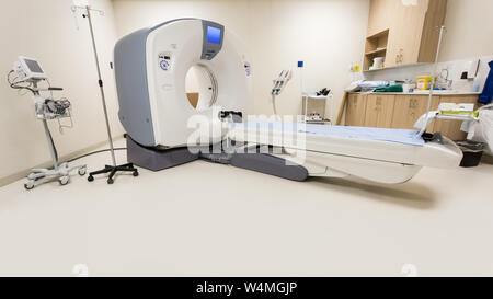 Svuotare la macchina MRI in una stanza di ospedale, utilizzato in radiologia per formare immagini di anatomia e i processi fisiologici del corpo Foto Stock