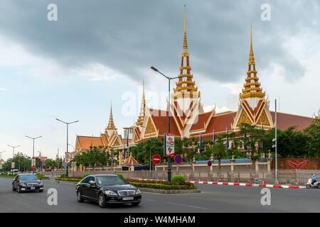 Cambogia: lato anteriore dell'Assemblea nazionale della Cambogia a Phnom Penh.Foto dal 7 maggio 2019. | Utilizzo di tutto il mondo Foto Stock