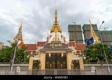 Cambogia: lato anteriore dell'Assemblea nazionale della Cambogia a Phnom Penh.Foto dal 7 maggio 2019. | Utilizzo di tutto il mondo Foto Stock