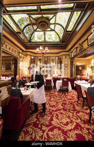 Regole ristorante britannica fondata nel 1798, che serve piatti classici cibo britannico (specialmente gioco) in Edwardian circonda. Foto Stock