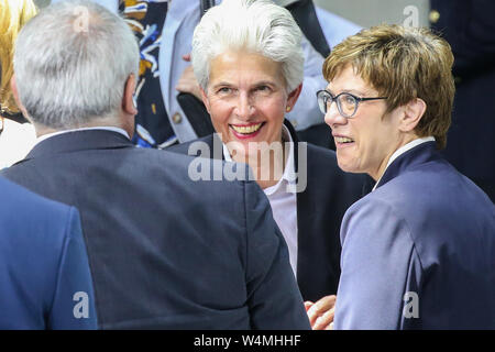 Berlino, Germania. Il 24 luglio, 2019. Annegret Kramp-Karrenbauer (r-l), CDU presidentessa e il ministro della Difesa, accetta i complimenti del Marie-Agnes Strack-Zimmermann, la politica di difesa portavoce della FDP e Horst Seehofer (CSU), il Ministro degli interni, per Bau und Heimat dopo una sessione speciale del Bundestag nel Paul-Löbe-Haus. Durante la 109° sessione del Bundestag, il nuovo ministro della Difesa Kramp-Karrenbauer (CDU) è stato giurato a. Credito: Wolfgang Kumm/dpa/Alamy Live News Foto Stock