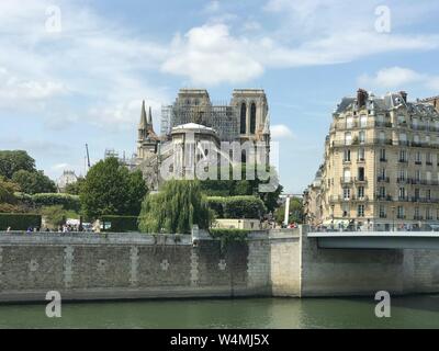 La cattedrale di Notre Dame a Parigi sotto la riparazione dopo che esso è stato gravemente danneggiato da un grande incendio. Tre mesi fa, il 15 aprile 2019, un devastante incendio strappato attraverso la cattedrale di Notre Dame de Paris. | Utilizzo di tutto il mondo Foto Stock