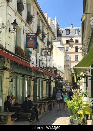 Pub Withbread Saint Germain im Quartier Latin a Parigi. Bekannt wurde passaggio di matrice mit dem Cafè Procope (am Ende im Bild zu sehen) als Treffpunkt von Schriftstellern Kuenstlern und der Aufklaerung. Ueber zwei Jahrhunderte besuchte jeder, der Rang und Namen in der Welt von Kunst, Politik, Wissenschaft oder Literatur hatte, das Cafè Procope. | Utilizzo di tutto il mondo Foto Stock