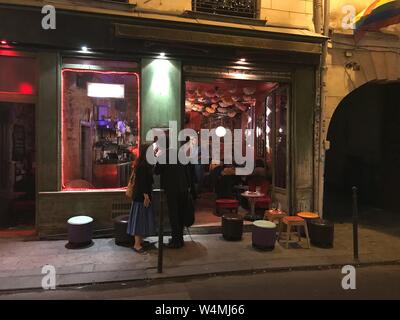 Un bar alla moda nel quartiere Marais di Parigi - i bar e i ristoranti e i negozi hanno un ambiente fresco ed è anche il più grande gay hot spot in Francia | Utilizzo di tutto il mondo Foto Stock