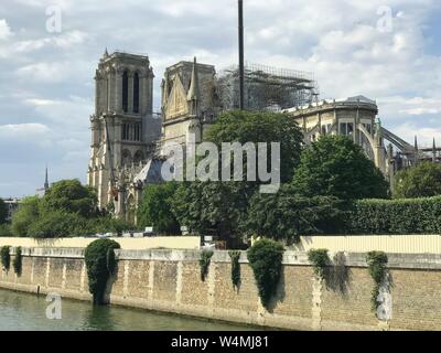 La cattedrale di Notre Dame a Parigi sotto la riparazione dopo che esso è stato gravemente danneggiato da un grande incendio. Tre mesi fa, il 15 aprile 2019, un devastante incendio strappato attraverso la cattedrale di Notre Dame de Paris. | Utilizzo di tutto il mondo Foto Stock