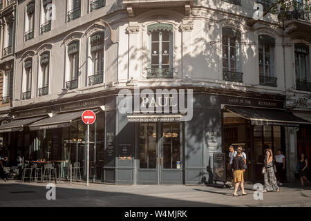 Lione, Francia - Luglio 17, 2019: Paolo logo nella parte anteriore del loro panetteria locale nel centro di Lione. Paolo panetterie è una catena francese di panetterie e caffè s Foto Stock