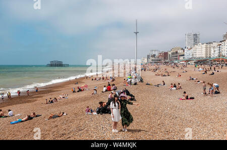 Brighton Regno Unito 24 luglio 2019 - Bassa cloud miscelati con il sole e un mare foschia sopra la spiaggia di Brighton oggi come condizioni dello scambiatore di calore sparsi lungo la costa del sud dopo stoviglie rosse alte temperature. Tuttavia l'ondata di caldo è previsione per tornare a Sud Est della Gran Bretagna con temperature attese per raggiungere la metà degli anni trenta di nuovo nei prossimi giorni . Credito: Simon Dack / Alamy Live News Foto Stock