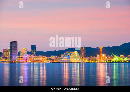 Kobe, Giappone skyline porta sul Seto Inland Sea al crepuscolo. Foto Stock