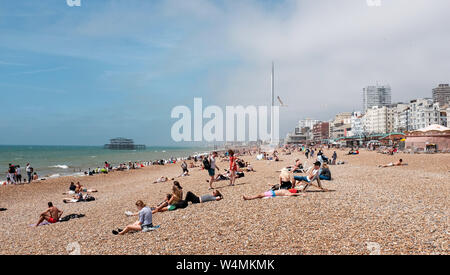 Brighton Regno Unito 24 luglio 2019 - Bassa cloud miscelati con il sole e un mare foschia sopra la spiaggia di Brighton oggi come condizioni dello scambiatore di calore sparsi lungo la costa del sud dopo stoviglie rosse alte temperature. Tuttavia l'ondata di caldo è previsione per tornare a Sud Est della Gran Bretagna con temperature attese per raggiungere la metà degli anni trenta di nuovo nei prossimi giorni . Credito: Simon Dack / Alamy Live News Foto Stock
