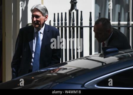 (190724) -- London, luglio 24, 2019 (Xinhua) -- Cancelliere dello scacchiere britannico Philip Hammond lascia 11 Downing Street a Londra, in Gran Bretagna il 24 luglio 2019. (Foto di Alberto Pezzali/Xinhua) Foto Stock