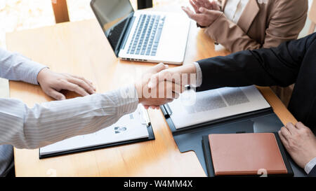 Imprenditore candidato dipendente stringono le mani con società leader HR manager o boss in ufficio dopo la conclusione positiva dei negoziati, di assunzione e di carriera pl Foto Stock