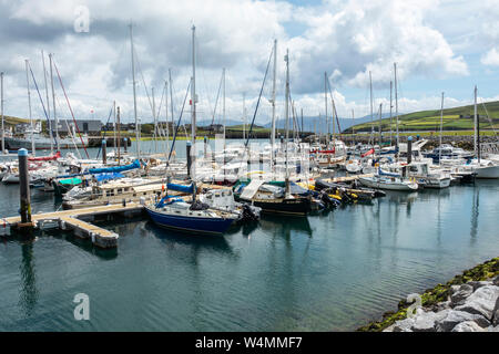 Yacht ormeggiati nel porto di Dingle - Dingle, nella contea di Kerry, Repubblica di Irlanda Foto Stock