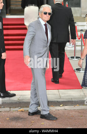 Michael Douglas arriva al Guildhall, Swansea, davanti a una cerimonia in cui la moglie Catherine Zeta-Jones sarà onorata dalla sua casa in città con la libertà di onorario della città e della contea di Swansea. Foto Stock