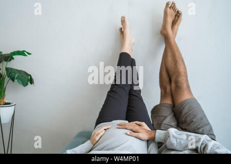 Ritratto di marito e moglie che sono rilassanti sul lettino Foto Stock