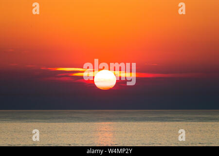 Tramonto sul mare Adriatico visto da Orsera, Croazia Foto Stock