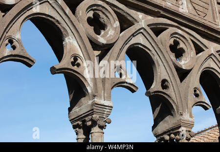 Dettaglio della pietra scolpita, arcate gotiche sulla loggia del Palazzo dei Papi di Viterbo. Foto Stock