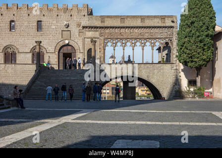 Una vista su Piazza San Lorenzo verso il palazzo papale sulla sinistra e la loggia gotica sulla destra, nel centro storico di Viterbo. Foto Stock