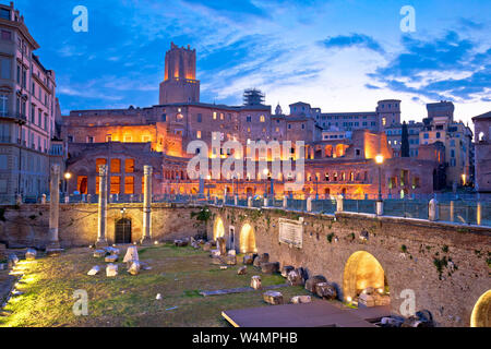 Antico Mercato Trajans e piazza del Forum di Roma vista Alba, capitale d'Italia Foto Stock