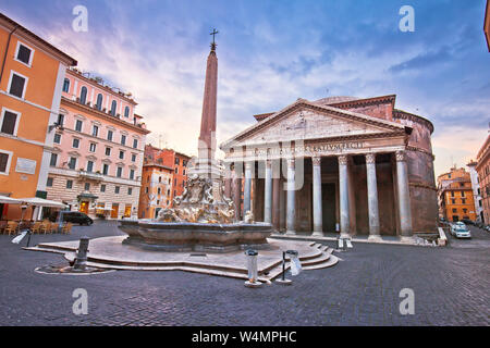 Pantheon piazza antica pietra miliare nella città eterna alba visualizza, capitale d'Italia Foto Stock