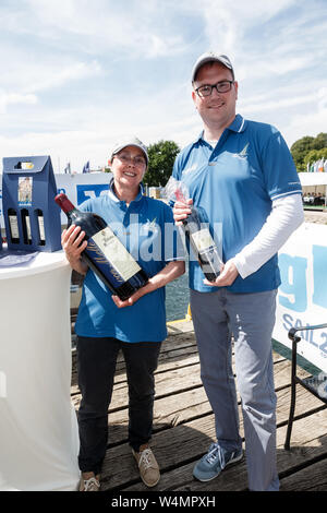 24 luglio 2019, Schleswig-Holstein, Travemünde: Monika Heinold (Bündnis 90/Die Grünen), dopo aver vinto la regata Rotspon con il suo trofeo vincendo, 6 bottiglia da un litro di Lübecker Rotspon, sorge accanto al concorrente sconfitto e campione in carica Jan Lindenau (SPD), Sindaco di Lubecca. Foto: Markus Scholz/dpa Foto Stock