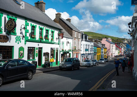 Il Pub di Dingle e altri coloratissimi pub, ristoranti e negozi sulla strada principale in Dingle, nella contea di Kerry, Repubblica di Irlanda Foto Stock