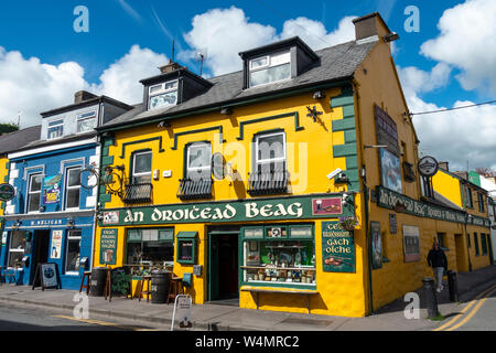 Un Droichead Beag tradizionale pub irlandese sulla strada principale in Dingle, nella contea di Kerry, Repubblica di Irlanda Foto Stock