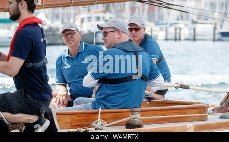 24 luglio 2019, Schleswig-Holstein, Travemünde: Jan Lindenau (SPD, da dietro) Vele dodici-uomo yacht Cintra sulla tradizionale regata Rotspon off Travemünde. Ha vinto solo una delle tre manches e perso per Heinold, Schleswig-Holstein di finanza ministein. Foto: Markus Scholz/dpa Foto Stock
