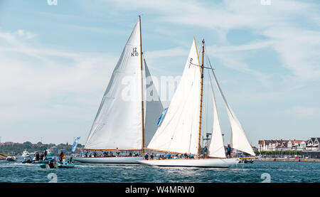 24 luglio 2019, Schleswig-Holstein, Travemünde: dodici yachts Trivia (l) sotto Schleswig-Holstein il Ministro delle finanze Heinold Monika e Cintra sotto Lübeck il sindaco Jan Lindenau vela la tradizionale regata Rotspon off Travemünde. Heinold vince con due delle tre manches. Foto: Markus Scholz/dpa Foto Stock