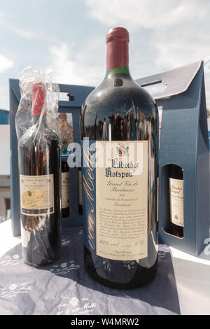 24 luglio 2019, Schleswig-Holstein, Travemünde: due bottiglie di Rotspon vino rosso stand su un tavolo. Schleswig-Holstein è il ministro delle Finanze Monika Heinold ha vinto il più grande contro Lübeck il sindaco Jan Lindemann nel tradizionale regata Rotspon off Travemünde. Foto: Markus Scholz/dpa Foto Stock